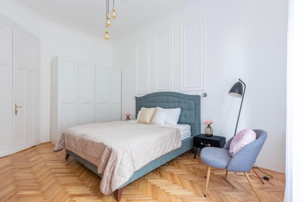 Glamorous Modern Apartment In The Hearth Of Budapest — Photos 1